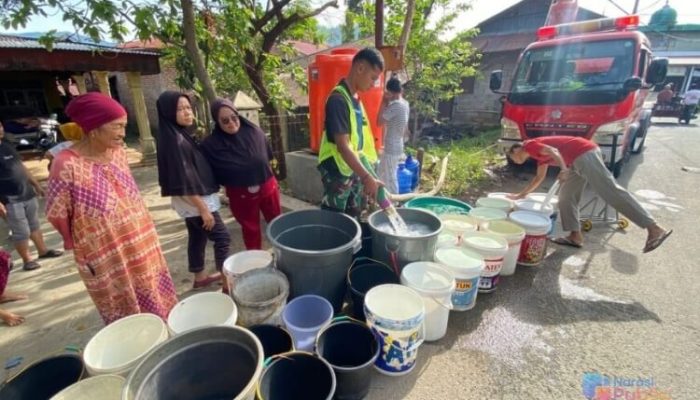 TNI AD Salurkan 12 Ribu Liter Air Bersih untuk Warga Terdampak Bencana di Padang