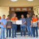 Deputy Site Manager PT AGM, Anandya Wardhana menyerahkan bantuan secara simbolis kepada Ketua BUMDes Bina Bersama Muhammad Ansari Rahman. (Dok. Narasi Publik)