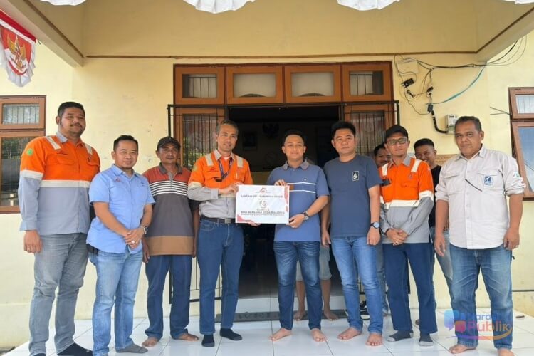 Deputy Site Manager PT AGM, Anandya Wardhana menyerahkan bantuan secara simbolis kepada Ketua BUMDes Bina Bersama Muhammad Ansari Rahman. (Dok. Narasi Publik)