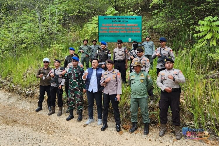 Tim gabungan foto bersama usai melakukan pemasangan papan peringatan PETI. (Dok. Narasi Publik)