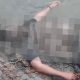 Seorang pria tergeletak di pinggir Sungai Amandit diduga hanyut saat berwisata di area wisata Loksado dan dilaporkan meninggal dunia. (Dok. Istimewa)