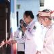 Kepala Dinas Pendidikan Kapuas H. Suwarno Muriyat mewakili Bupati Kapuas H. M. Wiyatno melakukan prosesi potong pita tanda diresmikannya Gedung PAUD Permata Bunda di Desa Pulau Telo Baru, Kecamatan Selat. (Dok. Istimewa)