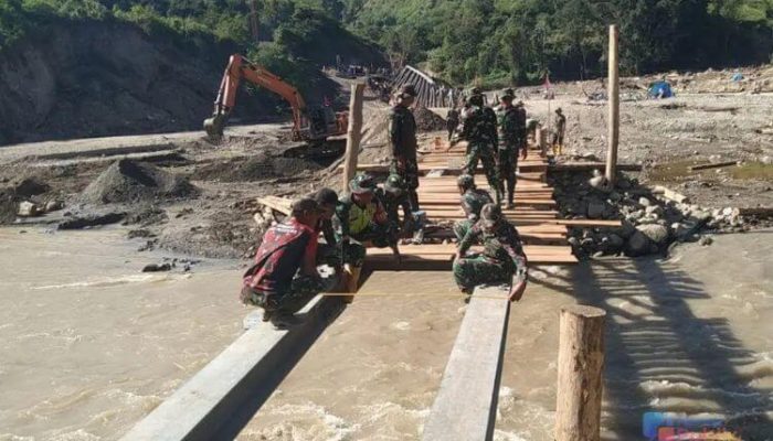 Pulihkan Daerah Terisolasi, TNI AD Bangun Jembatan Darurat di Desa Burlah
