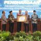 Menteri Hukum RI, Supratman Andi Agtas menyerahkan penghargaan kepada Wakil Bupati Tapin, H. Juanda. (Dok. Istimewa)