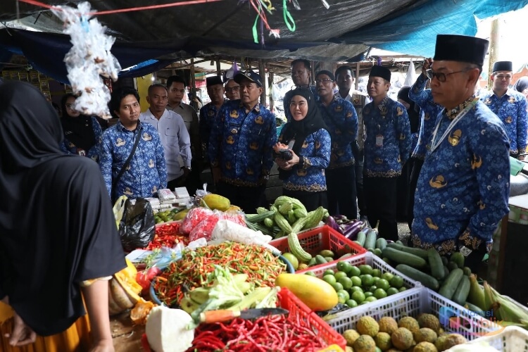 Bupati HSS Syafrudin Noor didamping Sekda HSS Muhammad Noor melakukan pemantauan harga bahan pokok di Pasar Los Batu Kandangan. (Dok. Prokopim HSS)