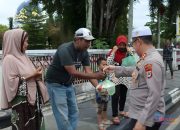 Ramadan 1447 H, Polres HSU Bagikan Ratusan Takjil untuk Pengguna Jalan di Amuntai