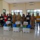 Wakil Bupati Kapuas Dodo didampingi Kepala Pelaksana BPBD Kapuas Pangeran Sojuaon Pandiangan saat menyerahkan bantuan kepada korban terdampak kebakaran dan puting beliung. (Dok. Narasi Publik)