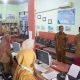 Bupati HSS Syafrudin Noor saat meninjau pelayanan administrasi kependudukan di Disdukcapil. (Dok. Istimewa)