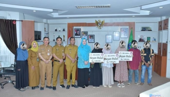 Bupati dan Ketua TP PKK HSS Salurkan Beasiswa untuk Anak Korban Kekerasan
