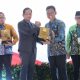 Mentri Lingkungan Hidup Hanif Faisol Nurofiq menyerahkan penghargaan Kabupaten Menuju Bersih kepada Wakil Bupati HSS Suriani. (Dok. Prokopim HSS)
