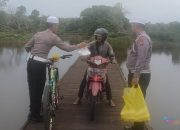 Satlantas Polres HSU Bagikan Takjil dan Sembako untuk Warga Desa Danau Terate