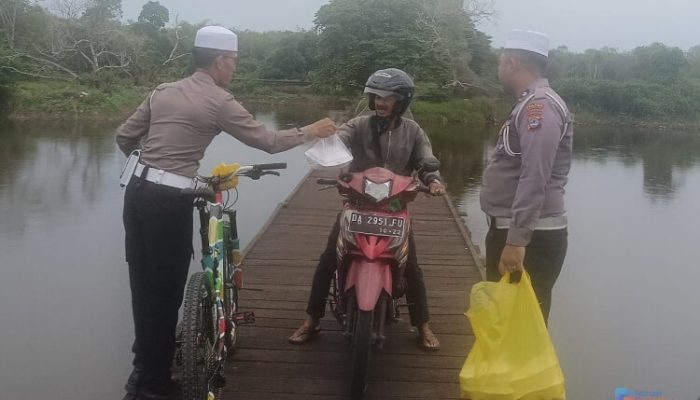 Satlantas Polres HSU Bagikan Takjil dan Sembako untuk Warga Desa Danau Terate