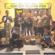 Jajaran Polsek Kandangan Kota memperlihatkan barang bukti berupa ratusan botol miras. (Dok. Istimewa)