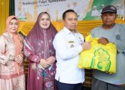 Bupati Tapin Salurkan Bantuan Paket Ramadan Baznas untuk Warga Kurang Mampu