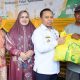 Bupati Tapin H Yamani menyerahkan bantuan Paket Ramadan Baznas secara simbolis kepada masyarakat penerima manfaat. (Dok. Prokopim Tapin)