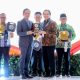 Wakil Gubernur Kalsel Hasnuryadi Sulaiman menerima penghargaan dari Menteri Lingkungan Hidup Hanif Faisol Nurofiq. (Dok. Istimewa)