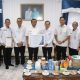 Bupati HSS Syafrudin Noor menerima piagam penghargaan dari Ombudsman RI Kalsel. (Dok. Kominfo HSS)