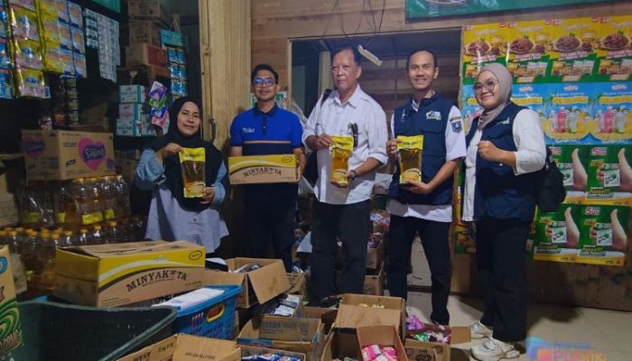 Tekan Inflasi Jelang Ramadhan, Disperindag HSS Salurkan Minyakita ke Pedagang Pasar