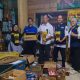 Disperindag HSS bersama Perum BULOG Cabang Barabai menyalurkan Minyakita kepada pedagang pasar. (Dok. Istimewa)