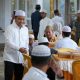 Bupati Tapin H. Yamani menyambut langsung para tamu undangan dan masyarakat yang datang ikut berbuka puasa bersama. (Dok. Istimewa)