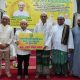 Bupati Tapin H. Yamani didampingi Wakil Bupati H. Juanda menyerahkan bantuan hibah kepada pengurus masjid Darussalam, Desa Suato Baru, Kecamatan Salam Babaris. (Dok. Istimewa)