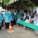 Ketua TP PKK HSS, Hj. Mustaidah Syafrudin Noor meninjau pelaksanaan Pasar Murah di Desa Kalumpang. (Dok. Prokopim HSS)