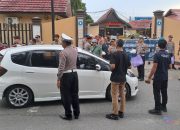 Ramadan Berbagi, Polres HSS dan Awak Media Berikan Takjil untuk Pengguna Jalan