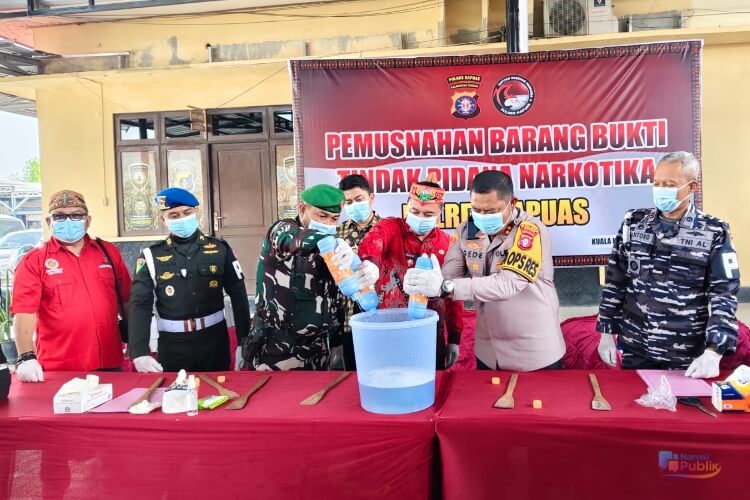 Kapolres Kapuas AKBP Gede Eka Yudharma bersama Wakil Bupati Dodo dan Forkopimda Kapuas melakukan pemusnahan terhadap barang bukti narkotika jenis sabu seberat 96,46 gram. (Dok. Istimewa)