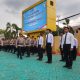Kapolres HSS AKBP Awaluddin Syam melakukan pengecekan pasukan saat Apel Gelar Pasukan Operasi Ketupat Intan 2026. (Dok. Narasi Publik)