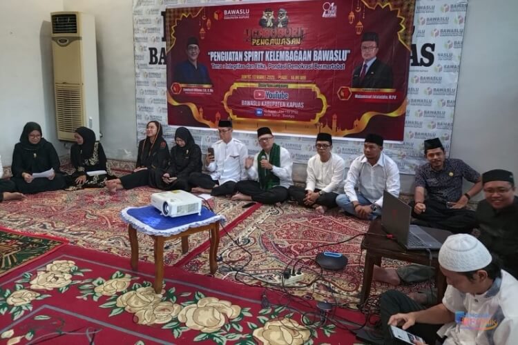 Kegiatan ngabuburit pengawasan yang digelar Bawaslu Kabupaten Kapuas bersama sejumlah organisasi mahasiswa. (Dok. Narasi Publik)
