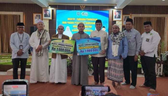 Jelang Idul Fitri, Pemkab HSS Salurkan Insentif untuk 800 Ustadz dan Ustadzah
