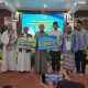 Bupati HSS H. Syafrudin Noor menyerahkan insentif tambahan penghasilan kepada ustadz dan ustadzah Ponpes dan MDA se Kabupaten HSS secara simbolis. (Dok. Narasi Publik)