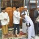 Bupati HSS H. Syafrudin Noor bersalaman dengan masyarakat usai pelaksanaan salat Idul Fitri 1447 Hijriah di Masjid Agung Taqwa Kandangan. (Dok. Istimewa)