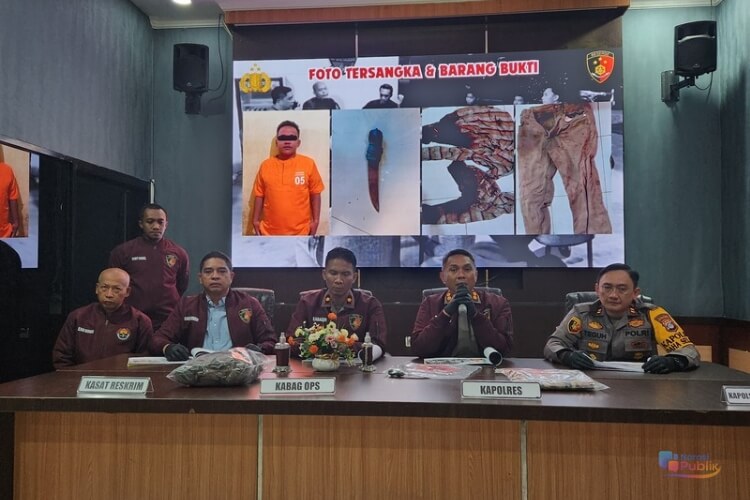 Kapolres HSS AKBP Awaluddin Syam memaparkan kronologis kejadian pembunuhan yang terjadi di Desa Pihanin Raya, Kecamatan Daha Selatan. (Dok. Narasi Publik)