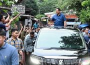 Sambangi Warga Bantaran Rel Senen, Prabowo Janji Realisasikan Hunian Layak