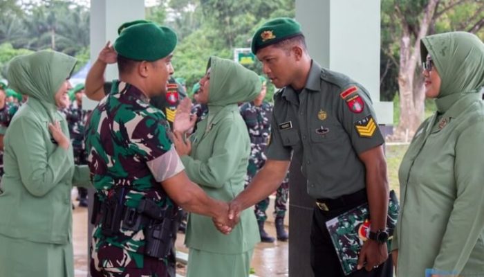 Danyonif TP 829/Bumi Antaludin Pimpin Upacara Kenaikan Pangkat Prajurit