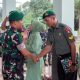Danyonif TP 829/Bumi Antaludin Letkol Inf Deky Febrianto memberikan ucapan selamat kepada prajurit yang menerima kenaikan pangkat satu tingkat lebih tinggi. (Dok. Istimewa)