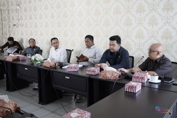 Komisi I DPRD HSS gelar rapat kerja pembahasan Ranperda Penyelenggaraan Kesehatan bersama eksekutif. (Dok. Istimewa)
