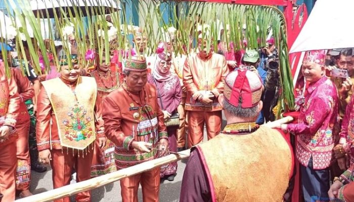 Tradisi Adat Dayak Ngaju “Banama Hai dan Ngarunya” Meriahkan Hari Jadi ke-220 Kuala Kapuas