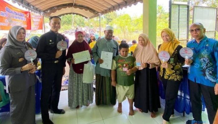 Disdukcapil Kalsel dan Tapin Berikan Layanan Adminduk di Desa Pabaungan Hilir