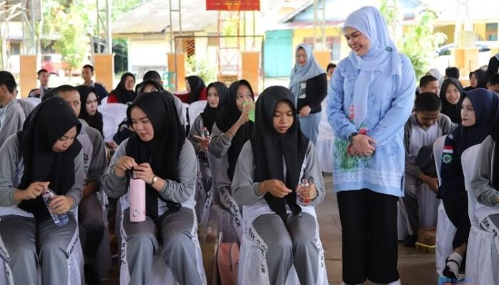 Dorong Pola Hidup Sehat Remaja, Ketua TP PKK HSS Pimpin Aksi Bergizi di SMKN 2 Kandangan