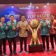 Bupati HSS H. Syafrudin Noor bersama Direktur PT. Tirta Amandit Arief Budiman menerima penghargaan TOP BUMD Awards 2026. (Dok.Prokopim HSS)