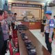 Tim Propam Mabes Polri melakukan pemeriksaan dan pengecekan senjata api di Polres HSS. (Dok. Narasi Publik)