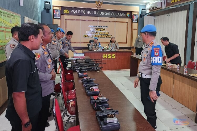 Tim Propam Mabes Polri melakukan pemeriksaan dan pengecekan senjata api di Polres HSS. (Dok. Narasi Publik)