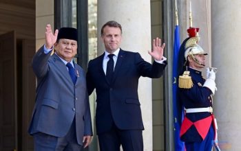 Presiden Prancis Emmanuel Macron menyambut kedatangan Presiden RI Prabowo Subianto di Istana Élysée, Paris. (Dok. Istimewa/Setkab RI)
