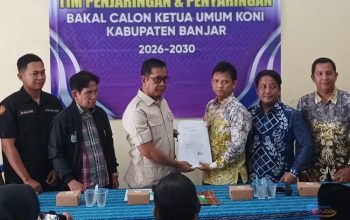Irwan Bora menyerahkan berkas pendaftaran calon Ketua Umum KONI Kabupaten Banjar periode 2026-2030 kepada Ketua Tim Penjaringan, Hasbi Salim. (Dok. Istimewa)