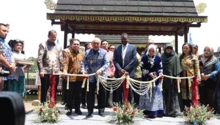 Gubernur Muhidin Resmikan Dermaga Pasar Terapung Kalsel di TMII Jakarta