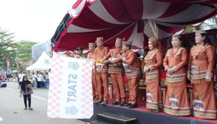 Bupati Wiyatno Lepas Ribuan Peserta Karnaval Budaya Kapuas Bersinar 2026