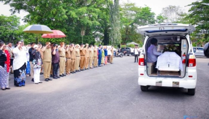 Wabup Kapuas Pimpin Upacara Penghormatan Terakhir untuk Almarhum Jhon Phita Kadang