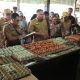 Wakil Bupati Kapuas Dodo Lakukan Cross-Check Harga bahan pokok di Pasar Blok R, Kuala Kapuas. (Dok. Istimewa)
